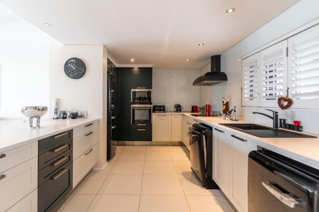 Dolphin Beach Penthouse * Cape Town